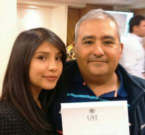 Fernanda Acuña junto a su padre en su titulación. Los dos son enfermeros Fernanda Acuña junto a su padre en su titulación. Los dos son enfermeros