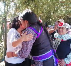 La madre del PDI asesinado y la madre de Camilo Catrillanca. Foto: Cote Correa La madre del PDI asesinado y la madre de Camilo Catrillanca. Foto: Cote Correa