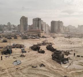 Vehículos militares israelíes en Gaza