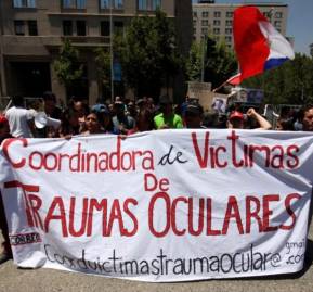 Marta Valdés y miembros de la Coordinadora en la primera manifestación frente a La Moneda. Marta Valdés y miembros de la Coordinadora en la primera manifestación frente a La Moneda.