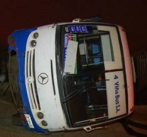 Vecinos preocupados por el potencial de accidentes, debido a las malas condiciones de los buses y la velocidad con la que transitan. En la imagen, una micro incrustada en una casa en el sector de Achupallas en Viña del Mar. (Foto: 24horas.cl) Vecinos preocupados por el potencial de accidentes, debido a las malas condiciones de los buses y la velocidad con la que transitan. En la imagen, una micro incrustada en una casa en el sector de Achupallas en Viña del Mar. (Foto: 24horas.cl)