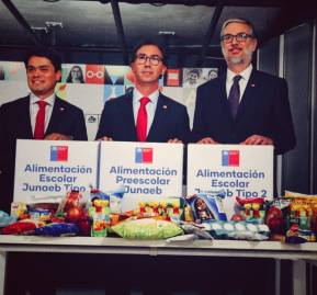 Ministro de Educación Raúl Figueroa anunciando la entrega de canstas Junaeb durante la pandemia