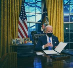 Joe Biden en su primer día como presidente de EE. UU. Joe Biden en su primer día como presidente de EE. UU.