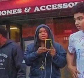 Al centro, Darnella Frazier, quien grabó el asesinato de Floyd a manos de la policía Al centro, Darnella Frazier, quien grabó el asesinato de Floyd a manos de la policía