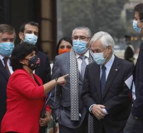 El presidente Piñera hablando con la senadora Provoste