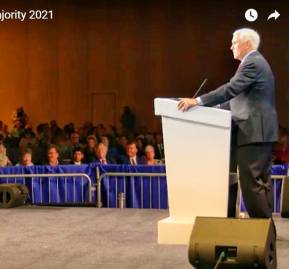 Mike Pence dando un discurso en 'Road To Majority' ante una audiencia sin mascarillas