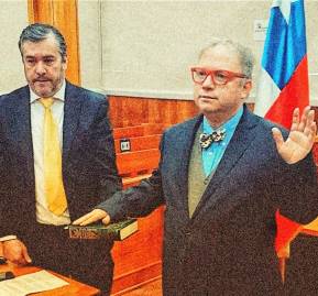 Abogado Acuña jurando como juez en Puerto Cisne. Fuente: Poder Judicial Abogado Acuña jurando como juez en Puerto Cisne. Fuente: Poder Judicial