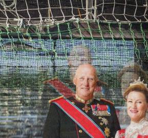 Jaulas salmoneras en el sur de Chile, por Martín Katz - Greenpeace. En frente, los reyes noruegos Jaulas salmoneras en el sur de Chile, por Martín Katz - Greenpeace. En frente, los reyes noruegos