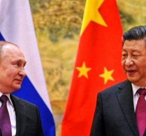 El presidente ruso, Vladimir Putin, junto al mandatario chino, Xi Jinping
