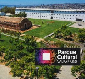 De fondo, Parque Cultural Valparaíso Ex-Cárcel