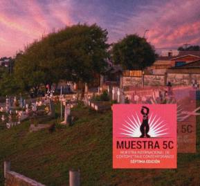 De fondo, un cementerio simbólico en la región del Biobío