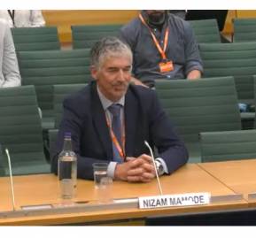 El Dr. Mamode durante su exposición ante el parlamento británico