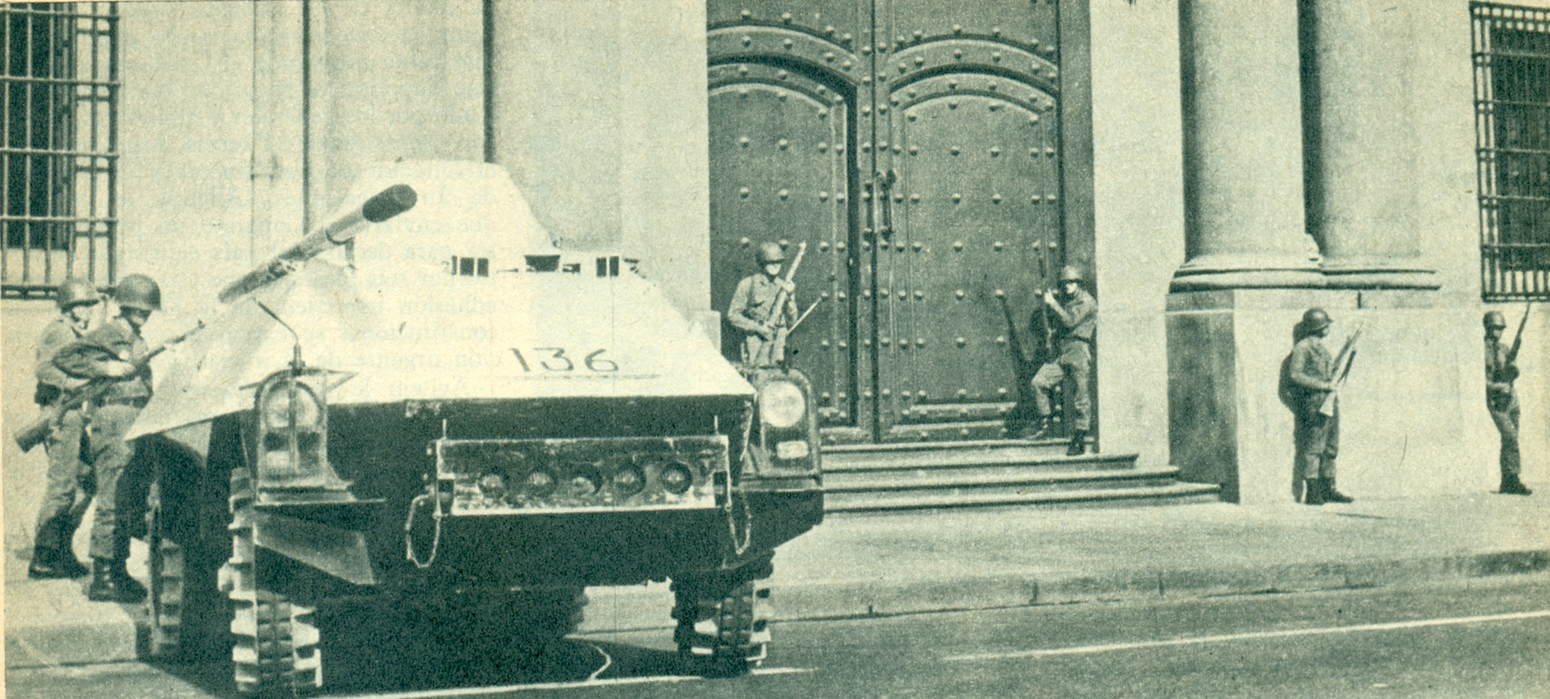 Superada la asonada, una tanqueta de Carabineros protege a La Moneda. Superada la asonada, una tanqueta de Carabineros protege a La Moneda