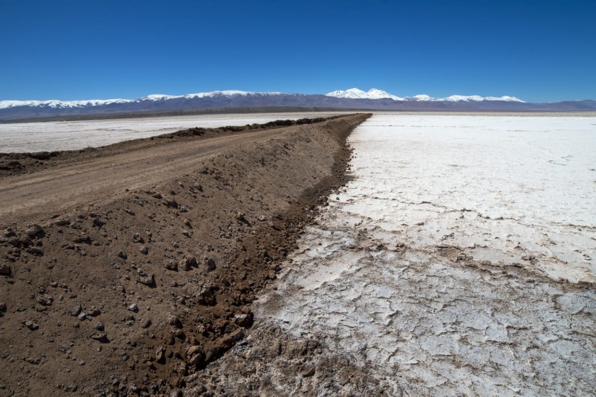 Fotografía utilizada por la comunidad colla de Pai Ote ante la denuncia en la SMA en contra de Codelco por construir un camino “que dejó el salar de Maricunga partido en dos”.