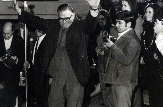 Tomic saluda a sus partidarios. Foto de Sonia Aravena. Biblioteca Nacional Tomic saluda a sus partidarios. Foto de Sonia Aravena. Biblioteca Nacional