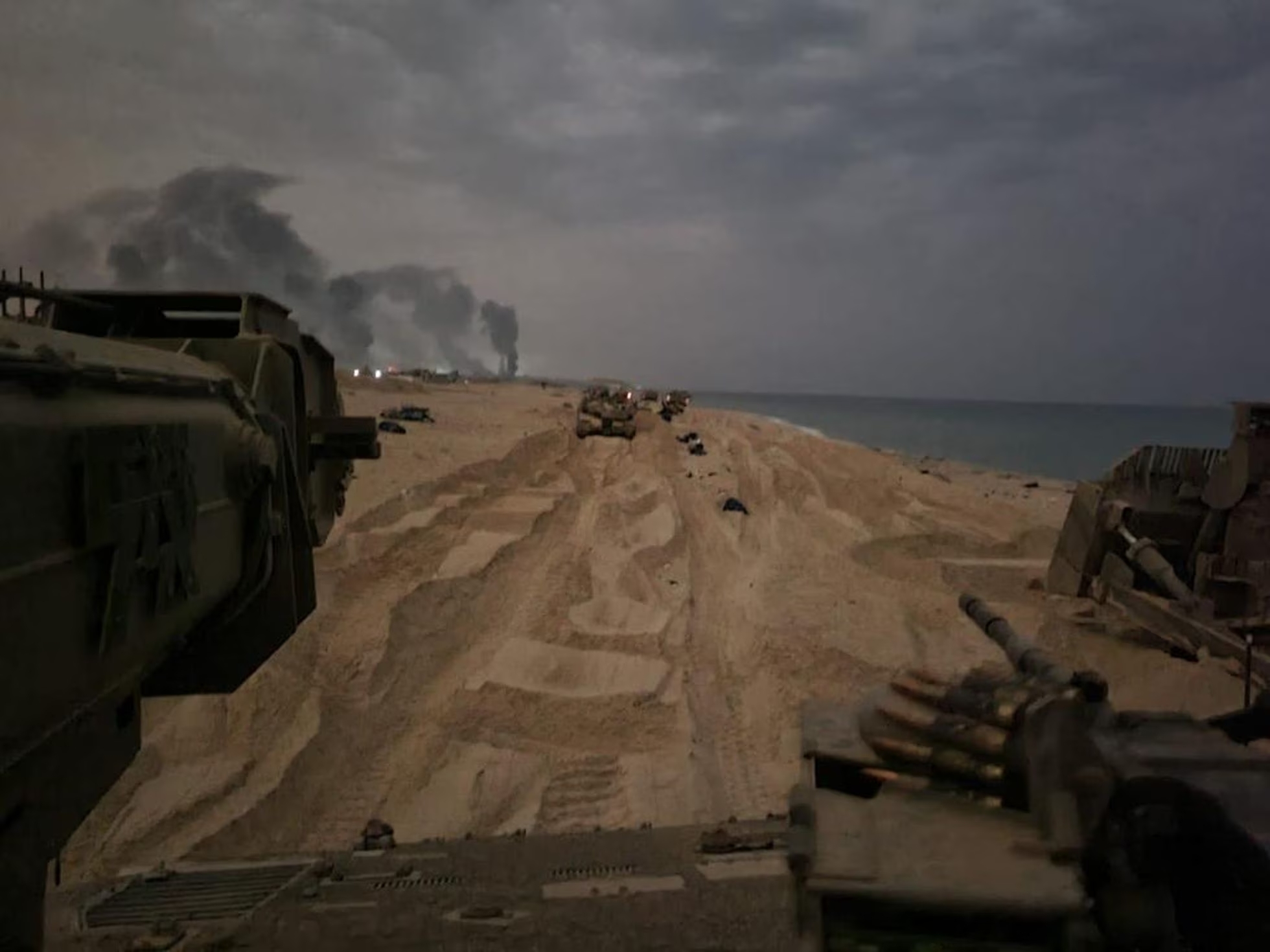 Tropas israelíes avanzan por playa en Gaza.