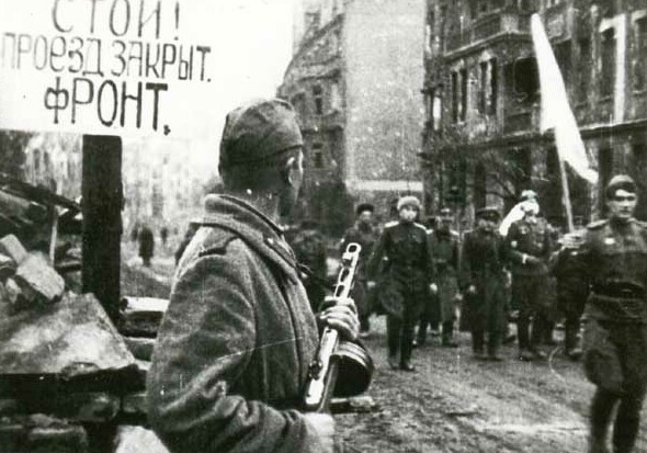 Tropas alemanas capitulando en Breslavia el 6 de mayo de 1945