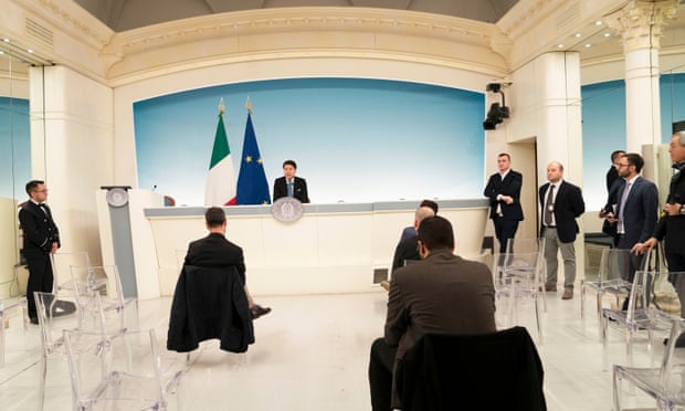 Una conferencia de prensa en Roma, Italia, donde el primer ministro, Giuseppe Conte, anuncia medidas por el coronavirus. Fotografía: Filippo Attili/ EPA Una conferencia de prensa en Roma, Italia, donde el primer ministro, Giuseppe Conte, anuncia medidas por el coronavirus. Fotografía: Filippo Attili/ EPA