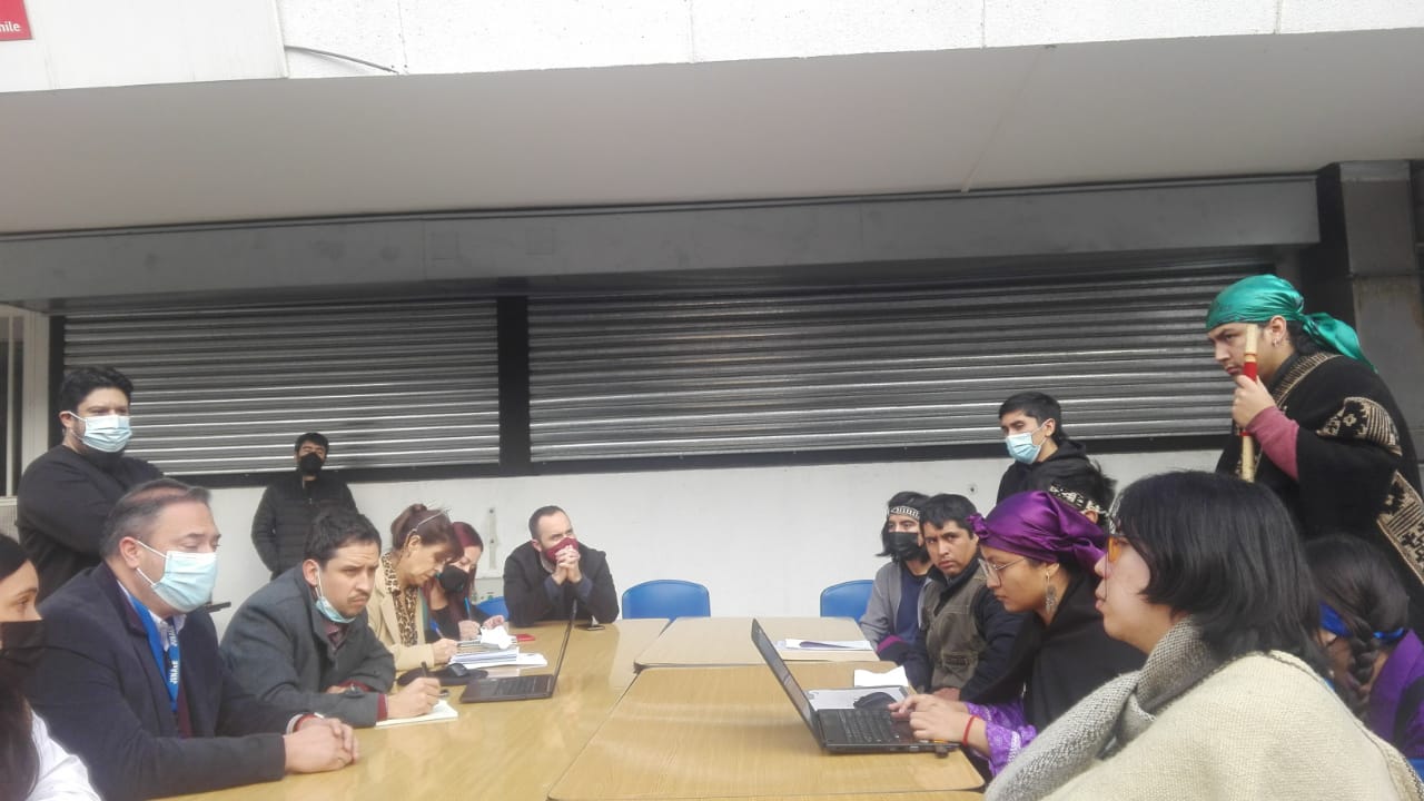 Funcionarios de Junaeb y estudiantes mapuche en la reunión
