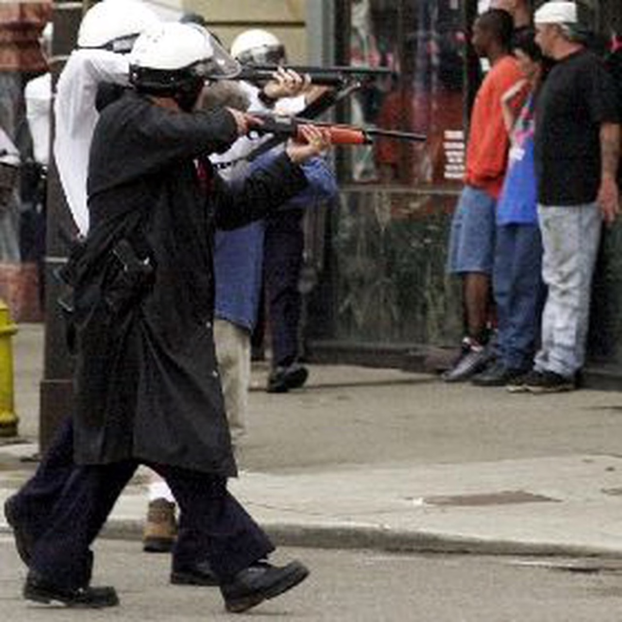 2001, Policías de Cincinnati apuntan con sus armas a un grupo de manifestantes. Fotografía AP 2001, Policías de Cincinnati apuntan con sus armas a un grupo de manifestantes. Fotografía AP