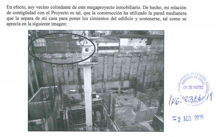 El vecino muestra cómo el edificio ha utilizado la pared medianera de su casa para poner los cimientos. 