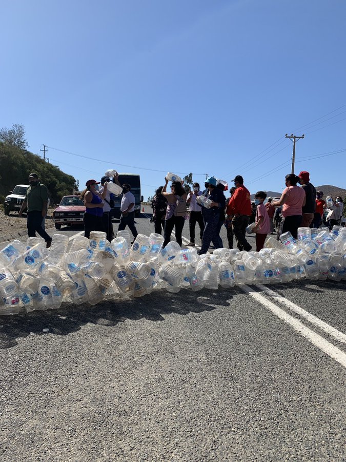 Vecinos de Choapa Viejo bloquean carretera en protesta a la contaminación de Minera Los Pelambres. Foto: Senador Daniel Nuñez Vecinos de Choapa Viejo bloquean carretera en protesta a la contaminación de Minera Los Pelambres. Foto: Senador Daniel Nuñez