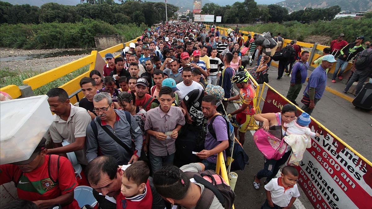 Venezolanos cruzando hacia Colombia