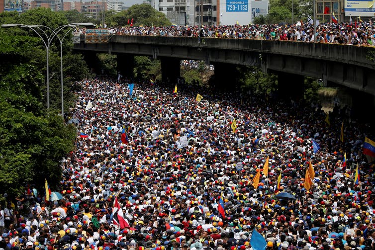 Los venezolanos en ciudades de todo el país participaron en lo que la oposición llamó "la madre de todas las protestas", el 19 de abril de 2017. Varias personas murieron en la represión policial. Reuters / Carlos Garcia Rawlins Los venezolanos en ciudades de todo el país participaron en lo que la oposición llamó "la madre de todas las protestas", el 19 de abril de 2017. Varias personas murieron en la represión policial. Reuters / Carlos Garcia Rawlins