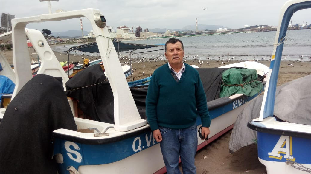 Carlos Vegas ha trabajado toda su vida como buzo en la caleta de Ventanas. Él recuerda cuando la zona era un lugar prístino y asegura que  "la miseria y el abandono del Estado de Chile en estas comunidades ha sido tremendo". 