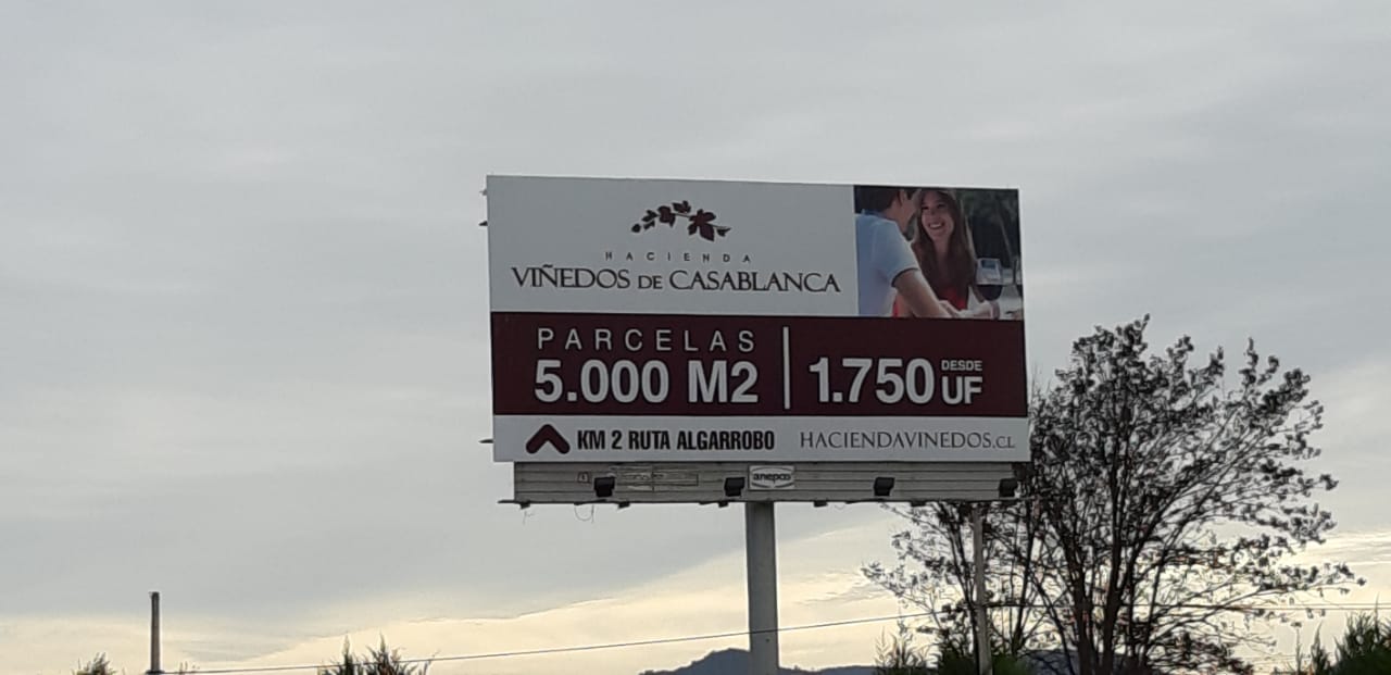 Gigantografía publicitaria del proyecto Hacienda Viñedos de Casablanca. Foto: Nicolás Massai D. Gigantografía publicitaria del proyecto Hacienda Viñedos de Casablanca a un costado de la Ruta 68. Foto: Nicolás Massai D.