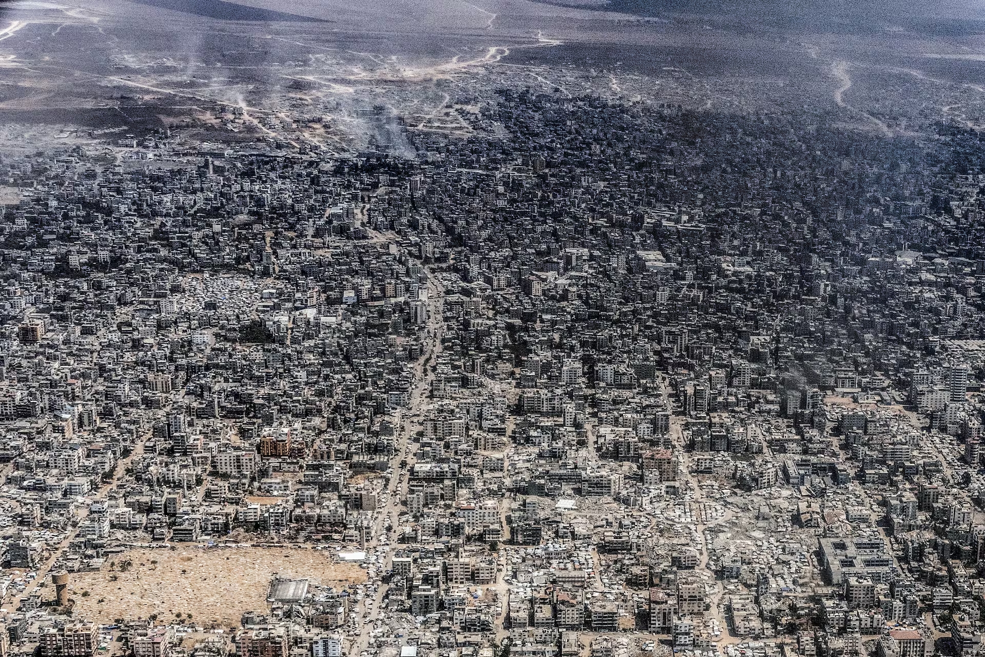 Vista aérea de la ciudad de Gaza mirando hacia el este desde un vuelo jordano el miércoles. (Créditos: Washington Post).