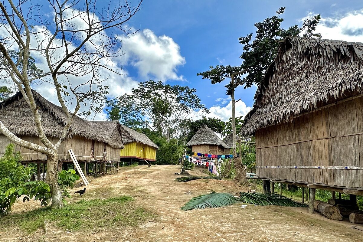 Viviendas tradicionales en la Comunidad Nativa Matsés, que, con cerca de medio millón de hectáreas, es la más grande de Perú. Foto: Mongabay.