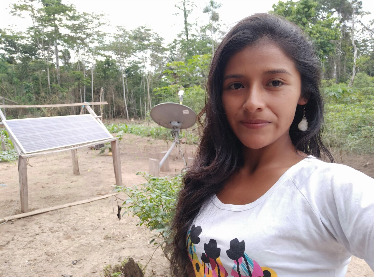 Roxana Borda junto al primer sistema de paneles solares e internet satelital instalado en su casa, en Alto Mishagua, Perú. Foto: Roxana Borda Roxana Borda junto al primer sistema de paneles solares e internet satelital instalado en su casa, en Alto Mishagua, Perú. Foto: Roxana Borda