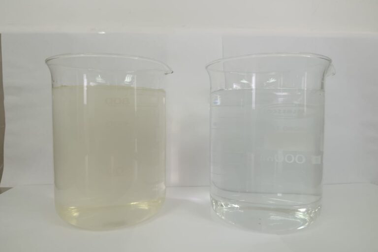 El 14 de mayo de 2025, después de que la minería ilegal paró por los enfrentamientos, el agua del Payamino (izquierda) empezó a llegar más clara. A la derecha, el agua después de la potabilización. Foto: cortesía Dirección de Agua Potable y Alcantarillado