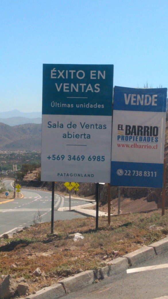 Anuncio en la entrada de proyecto Mirador Pie Andino, emplazado en área de preservación ecológica Mirador Pie Andino
