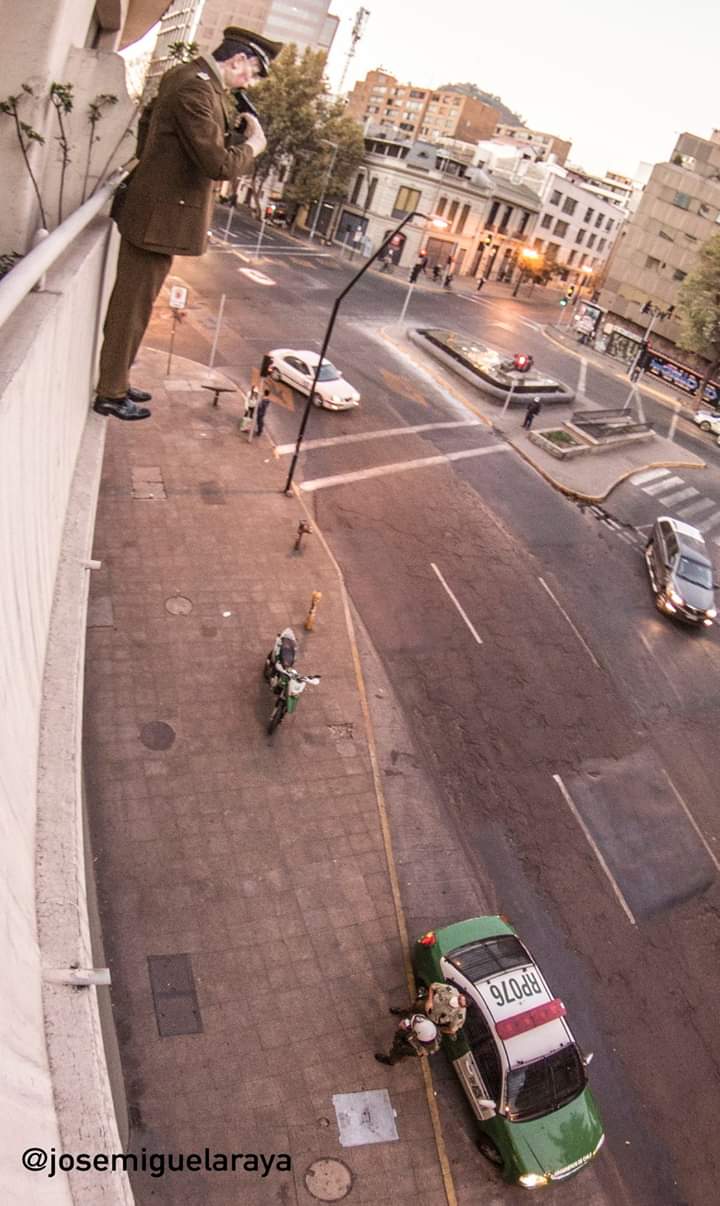 Momento en que Carabineros se encuentra con la instalación - Fotografía: José Miguel Araya. Momento en que Carabineros se encuentra con la instalación - Fotografía: José Miguel Araya.