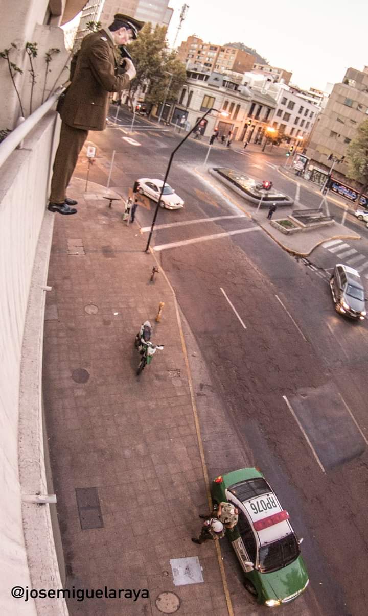 Momento en que Carabineros se encuentra con la instalación - Fotografía: José Miguel Araya.