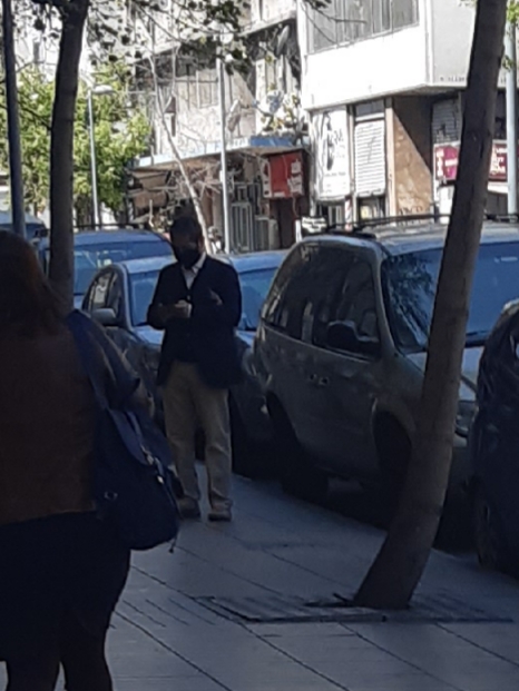 Alexis Flores en las afueras de Redes Asistenciales, el pasado 7 de octubre. Alexis Flores en las afueras de Redes Asistenciales, el pasado 7 de octubre.