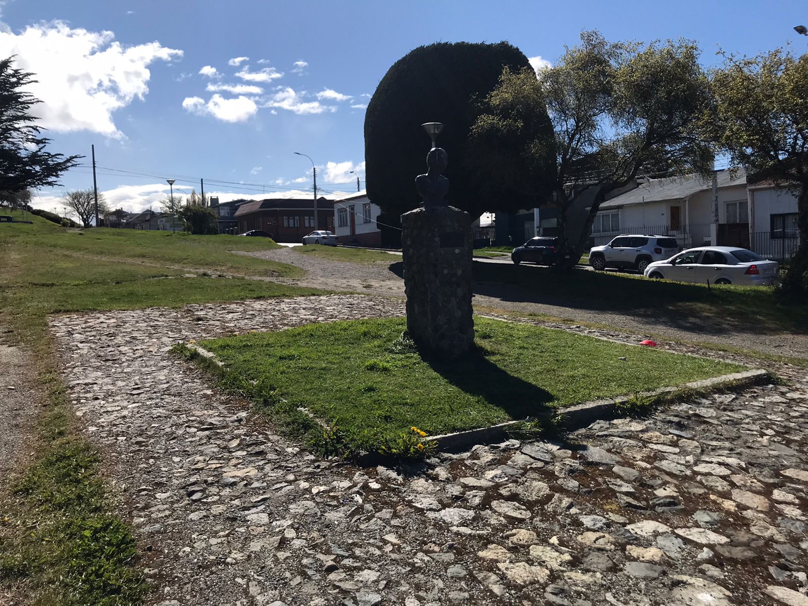 Cerca del busto de Alfonsina Storni, Boric y sus amigos se juntaban a analizar a la gente - Crédito: Maximiliano Alarcón.