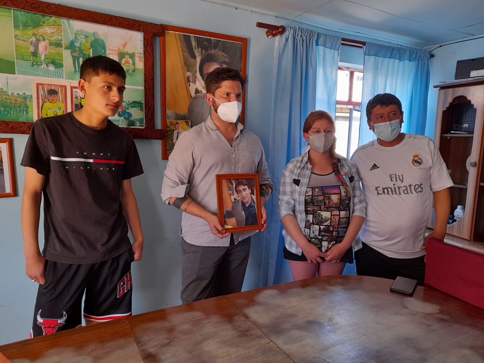 Gabriel Boric con la familia Rebolledo Navarrete. Gabriel Boric con la familia Rebolledo Navarrete.