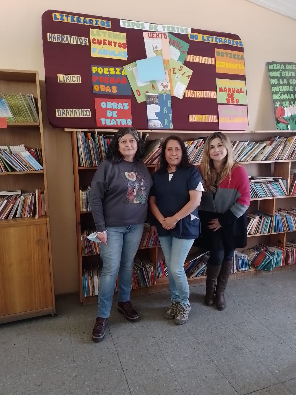 De izquierda a derecha Sonia Silva, Cristina Gonzalez y Sindy Georgi, profesoras de la Escuela Héroes de Yungay De izquierda a derecha Sonia Silva, Cristina Gonzalez y Sindy Georgi, profesoras de la Escuela Héroes de Yungay