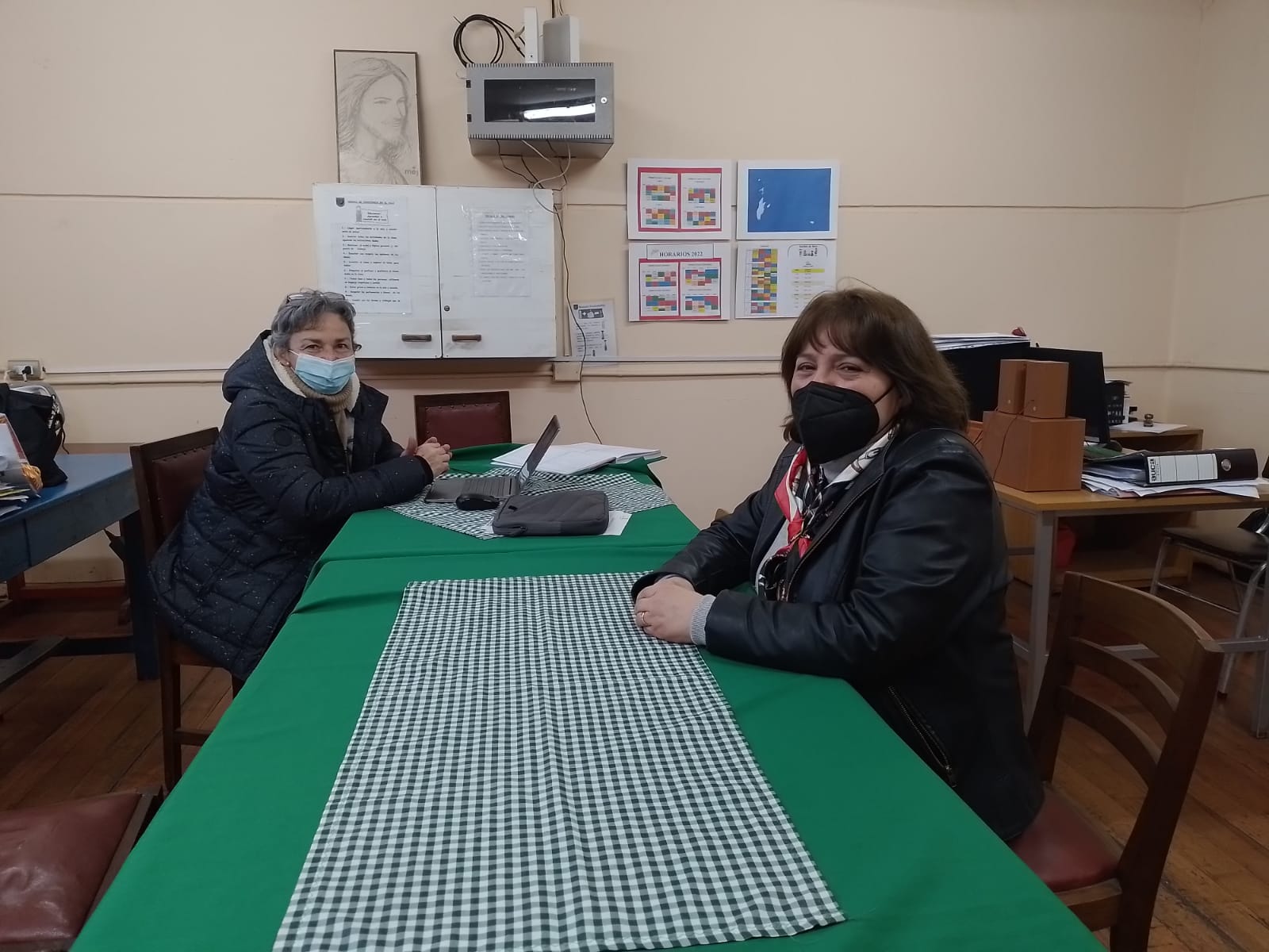 De izquierda a derecha Cecilia Caseres, Evaluadora y educadora de parvulos, Miriam Alvarez, Jefa de UTP De izquierda a derecha Cecilia Caseres, Evaluadora y educadora de parvulos, Miriam Alvarez, Jefa de UTP