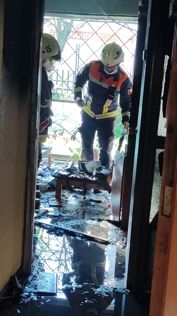 Personal de bomberos trabaja al interior de la redacción de Resumen. Foto: Diario Resumen