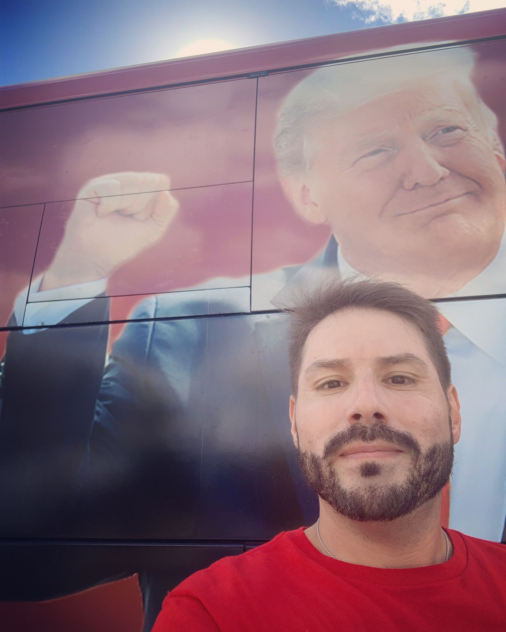 Muñoz junto a un mural de Trump. Foto: Twitter.