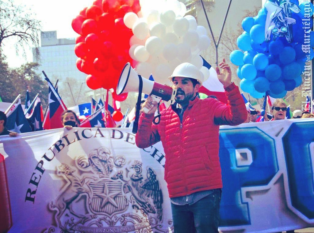 Muñoz dirigiendo una manifestación del Team Patriota.
