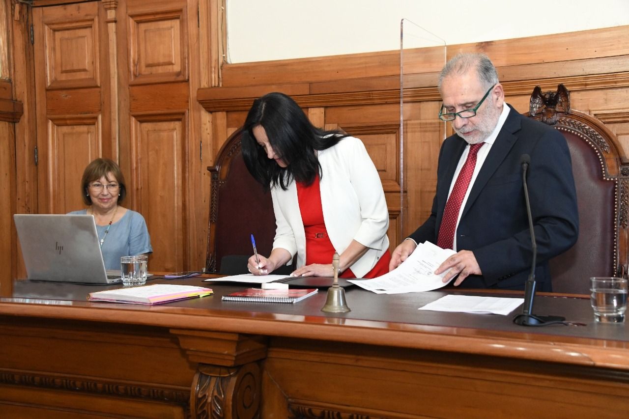Ana María Osorio jurando como ministra de la Corte de Apelaciones de Santiago en diciembre de 2022. Fuente: Pjud.cl Ana María Osorio jurando como ministra de la Corte de Apelaciones de Santiago en diciembre de 2022. Fuente: Pjud.cl