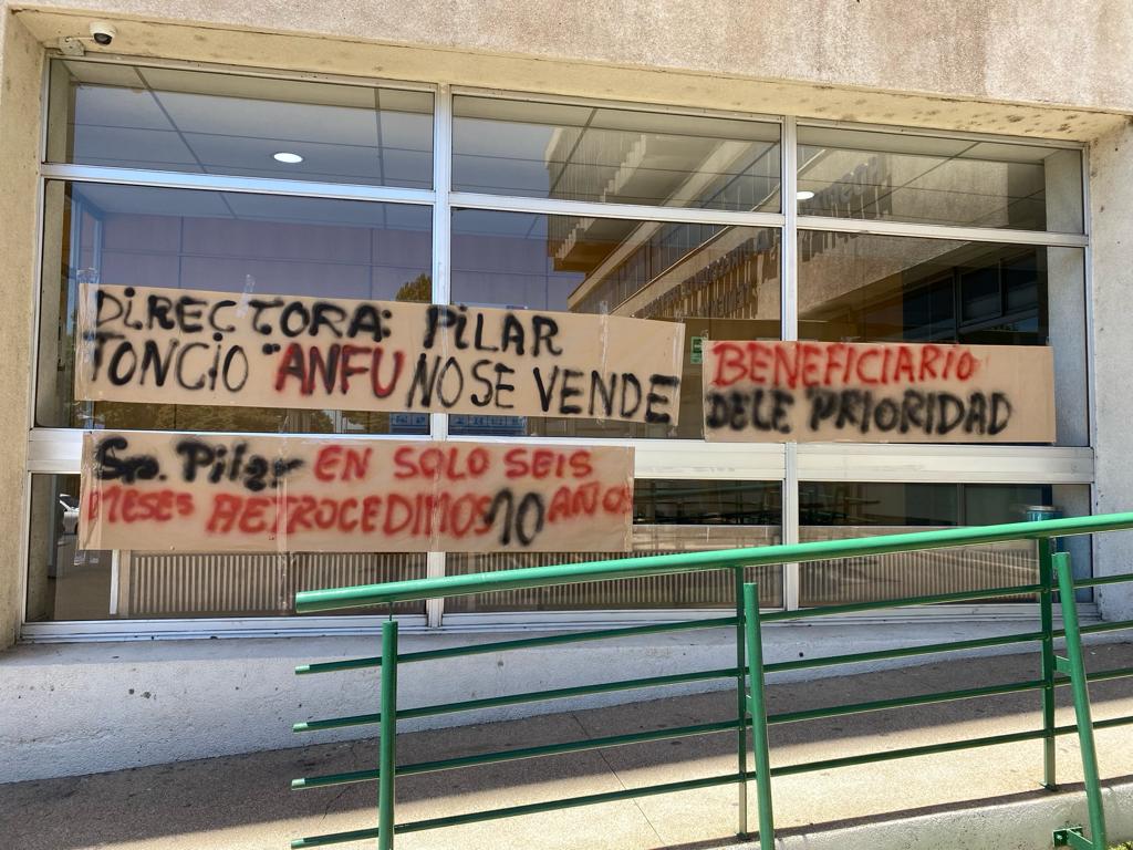 Pancartas en Hospital de Dipreca.