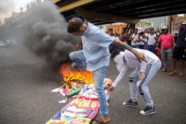 Manifestantes quemaron propaganda de campaña de Maduro en Puerto La Cruz, en el estado Anzoátegui. Foto: Reuters Manifestantes quemaron propaganda de campaña de Maduro en Puerto La Cruz, en el estado Anzoátegui. Foto: Reuters