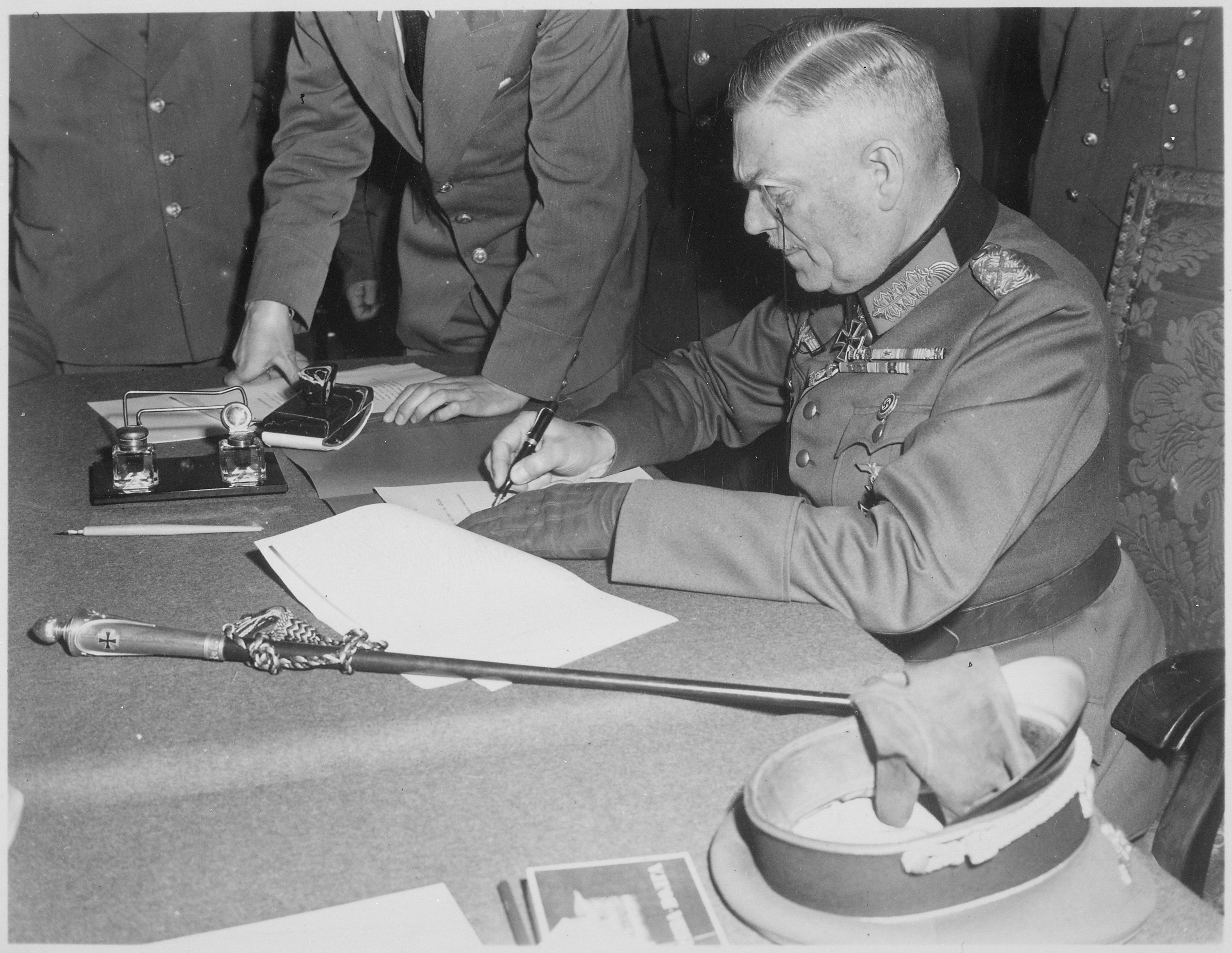 Wilhelm Keitel firma la capitulación ante la URSS en Karlshorst (Berlín).